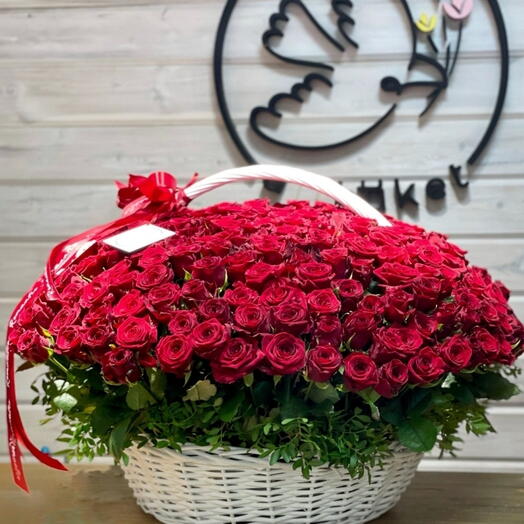 Корзина из 301 красной розы