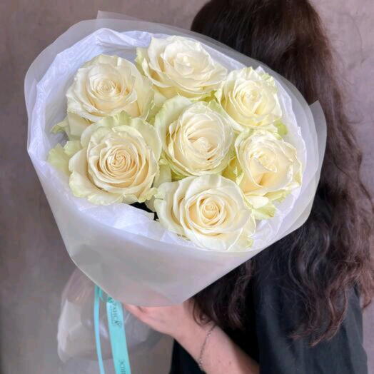 Монобукет "Морозная свежесть s" 7 белых эквадорских роз Mondial (Мондиаль) в упаковке с тишью