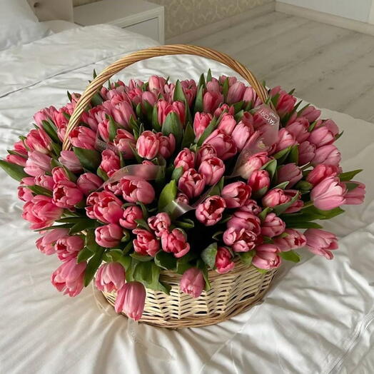 Корзина с цветами тюльпан розовая