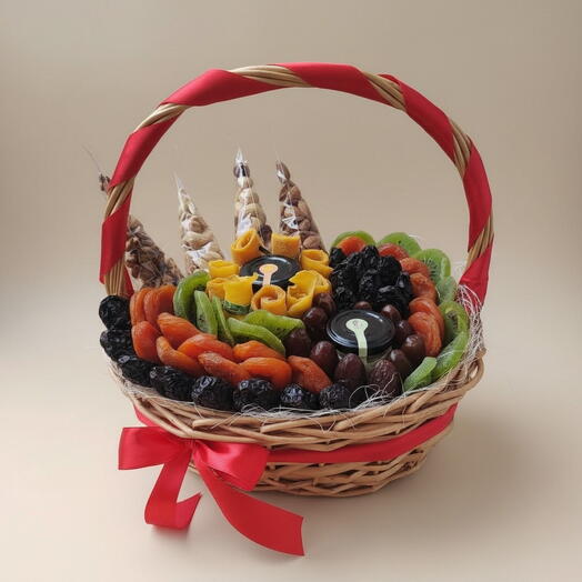 Корзина с сухофруктами, орехами, крем-медом