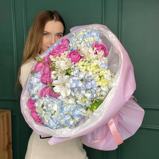 Авторский букет с гортензиями и кустовой розой 592