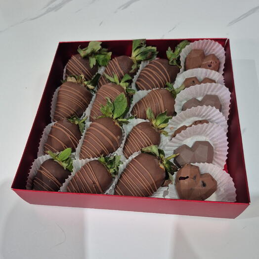 Набор из клубники в шоколаде и конфет "Клубничное удовольствие"