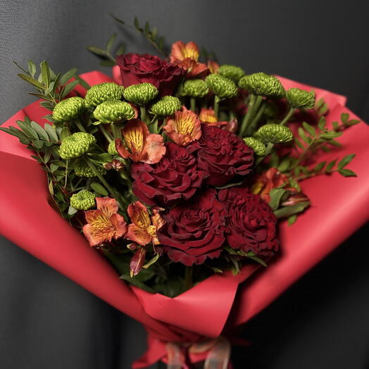 Букет с бордовыми розами, кустовой хризантемой и альстромерией