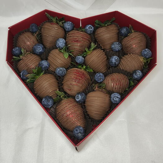 Клубника в шоколаде "Любимой", набор клубники в шоколаде Callebaut, с голубикой,14 ягод