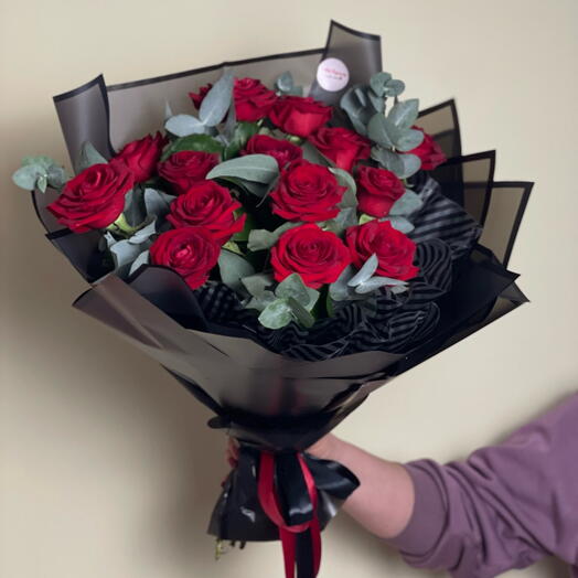 Алый акцент в чёрном