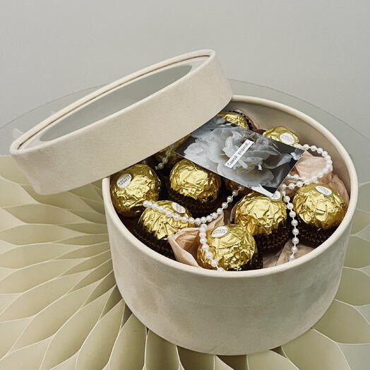Подарочный набор «С любовью к близким»🧡: Конфеты Ferrero Rocher в стильной упаковки и открыткой для ваших чувств🤍