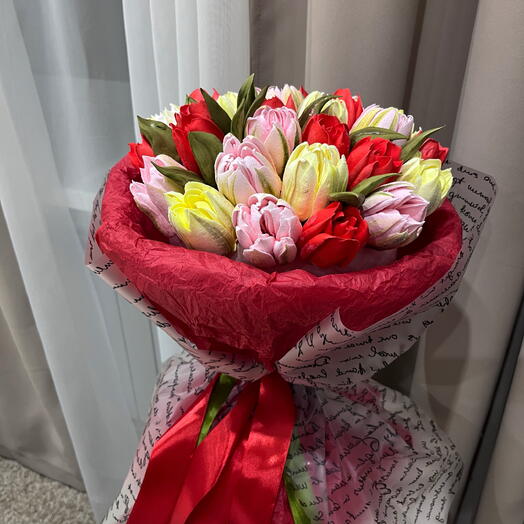 Яркий букет тюльпанов