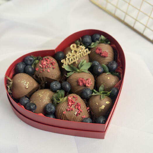 Клубника  в молочном шоколаде с малиной и вафельной крошкой  в коробке  сердце с голубикой на 8 марта