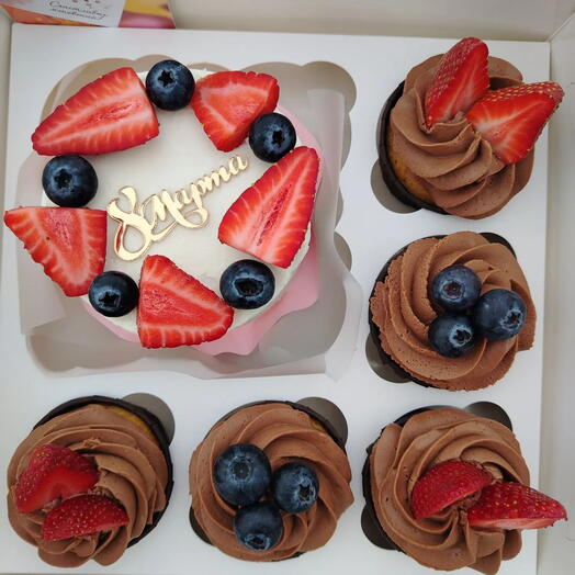 С праздником 🌸 капкейки🧁и мини-тортик🍰🌿