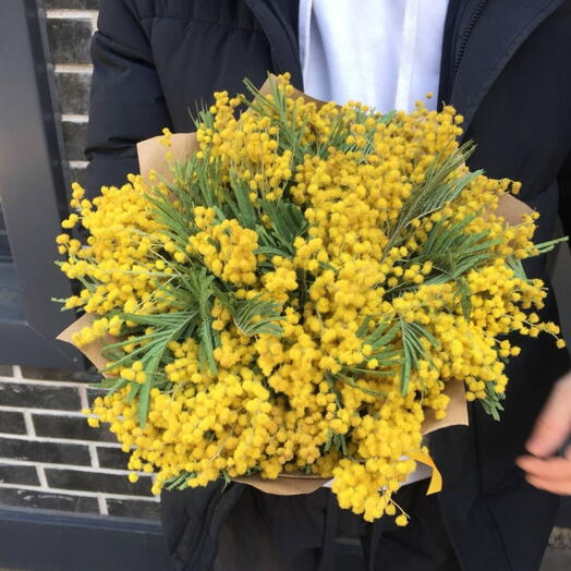 Весенний букет с мимозой в дизайнерской упаковке