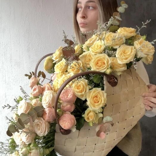 Корзина с цветами. Микс кустовых пионовидных роз. Романтическое признание 💖