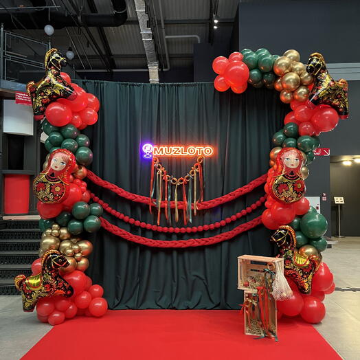 Фотозона из шаров в русском стиле