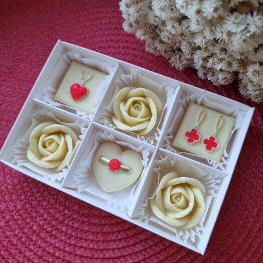 Украшения с розами из белого шоколада 💝