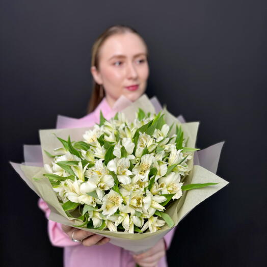 Монобукет из 15 белых альстромерий