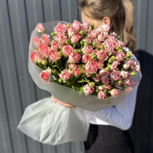 Букет из 19 персиково-розовых кустовых роз в упаковке