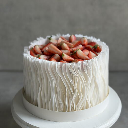 Торт с вафельным декором и клубникой на 12-15 персон
