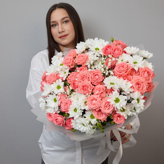 Большой сборный букет из кустовых роз Барбадос, белых хризантем и гипсофилы