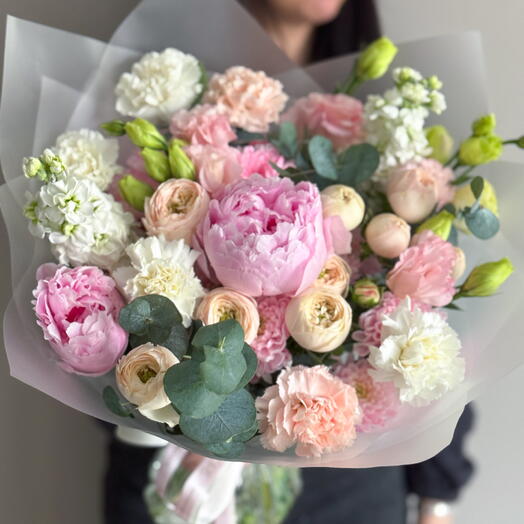 Авторский букет из пионов , эустомы, маттиолы и пионовидных роз