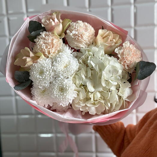 Авторский букет 💐 гортензия, хризантема кустовая, розы, диантусы, эвкалипт
