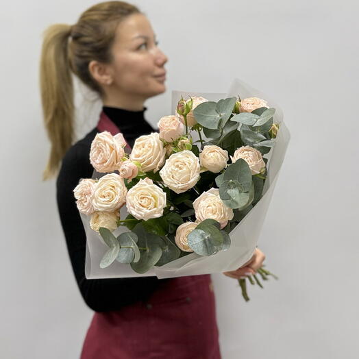 Нежный букет из кустовых пионовидных роз с эвкалиптом
