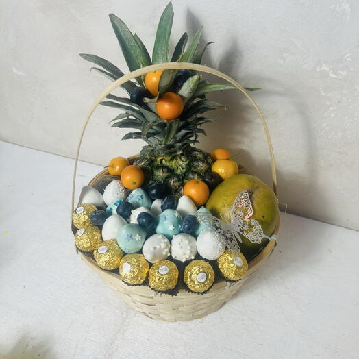 Корзина ананас, манго, клубника в шоколаде и Ферреро