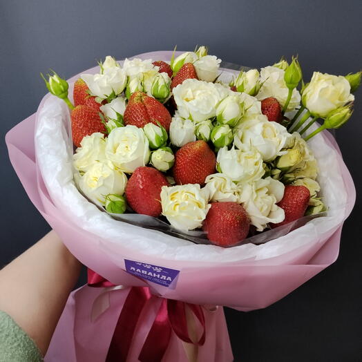 Букет Аврора M из клубники и кустовой розы