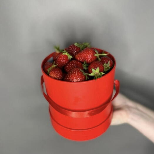 Коробка с клубничкой