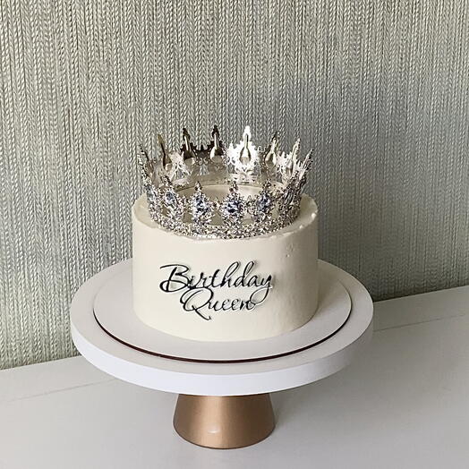 Торт на день рождения с короной и топпером Birthday Queen