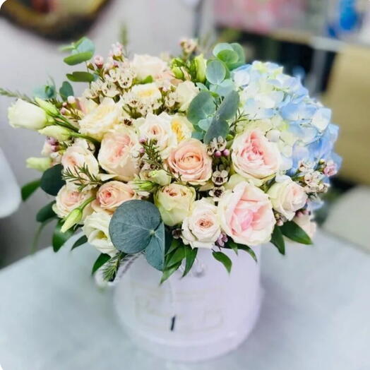 Гортензия  , хамилации и кустовые розы с эустомой  🥰в коробке для мамочке моей и маме моих детей 💝💘