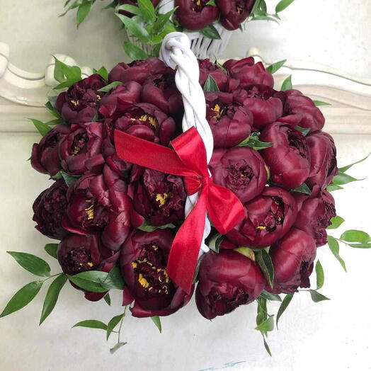 Бордовые пионы в корзине - 25 шт