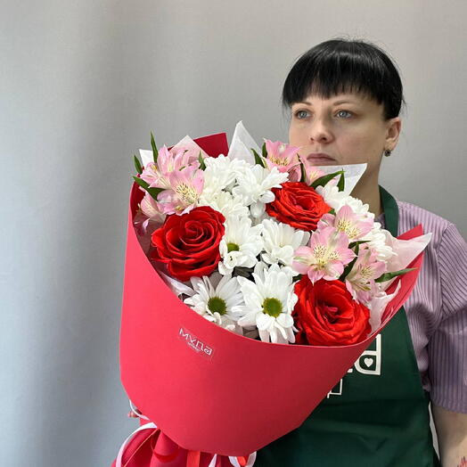 Букет из красных роз,ромашки, альстромерии