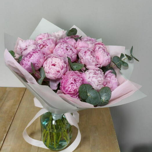 Пионы (15) с эвкалиптом