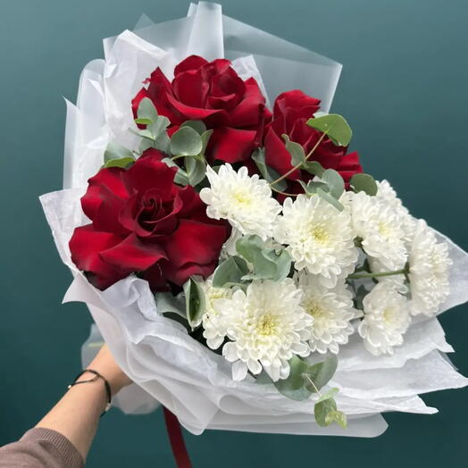 Элегантный букет из алых французских роз, хризантем и эвкалипта