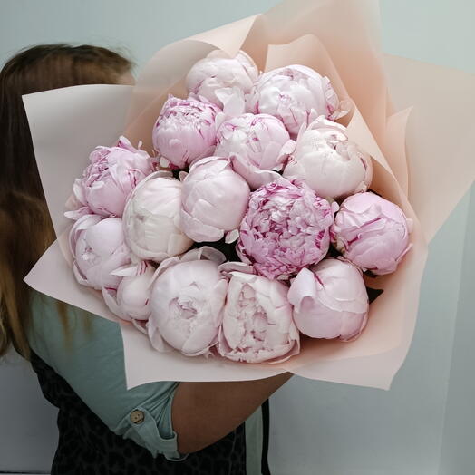 Букет из 15 ароматных пионов peony