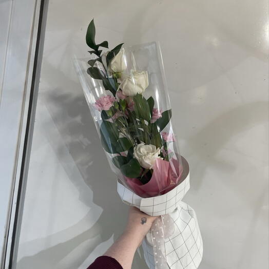 Букет из роз и гвоздик