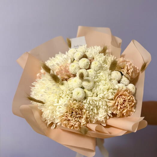 Тёплые объятия 💐 Букет из хризантемы, диантусов и хлопка