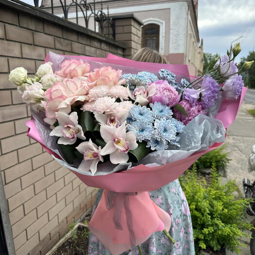 Готовый букет из пионов, орхидей и роз