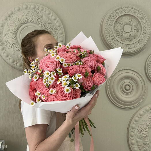 Букет из 5 шт. розовых роз Барбадос 60 см с матрикарией 3 шт. Ромашка камилла, танацетум 3 шт