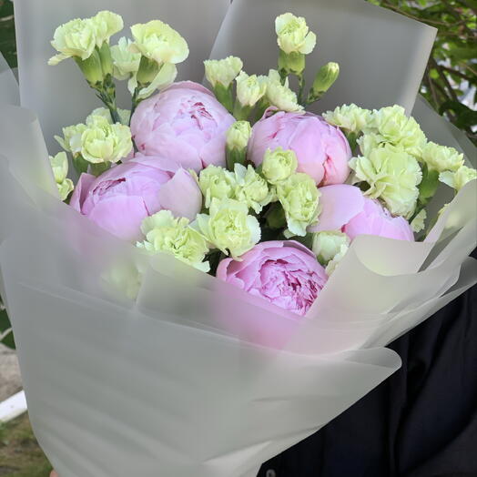 Букет из пионов и кустовых диантусов Алёнказелёных