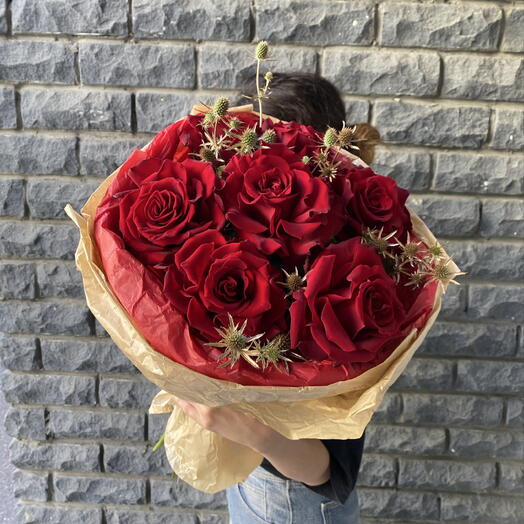 Красные розы в крафтовую бумагу🌹