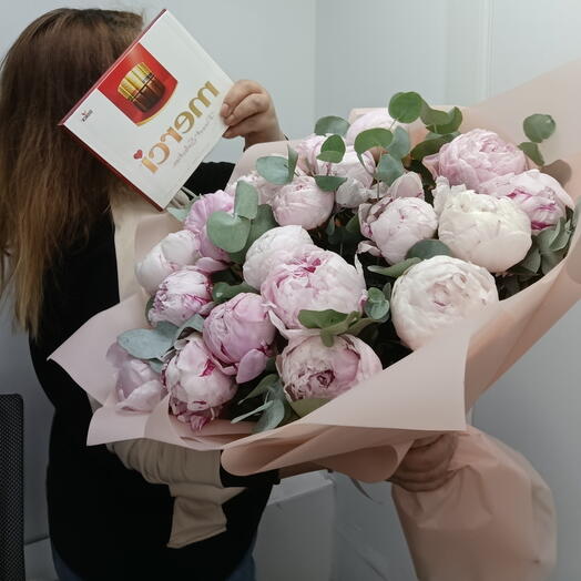 Набор конфеты Merci c букетом пионов