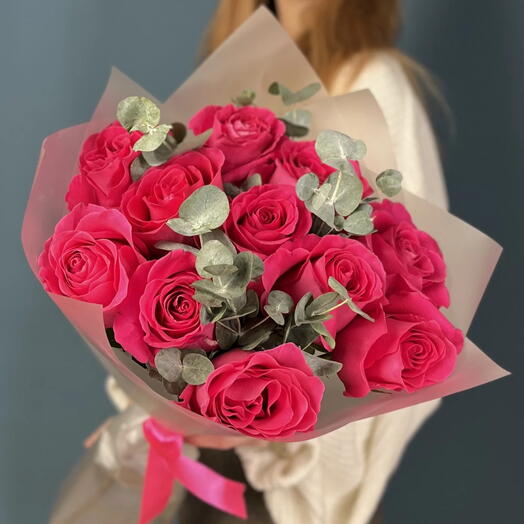 11 малиновых роз с эвкалиптом 💕