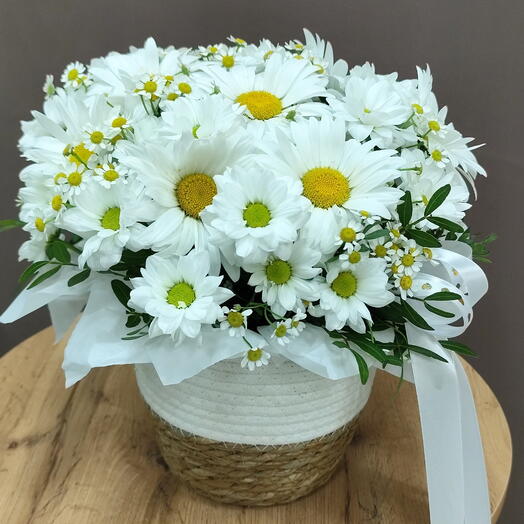 Корзина с ромашками