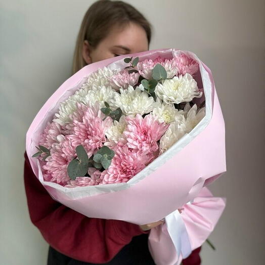 Букет из хризантем с эвкалиптом