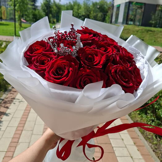 Розы красные 15шт с короной
