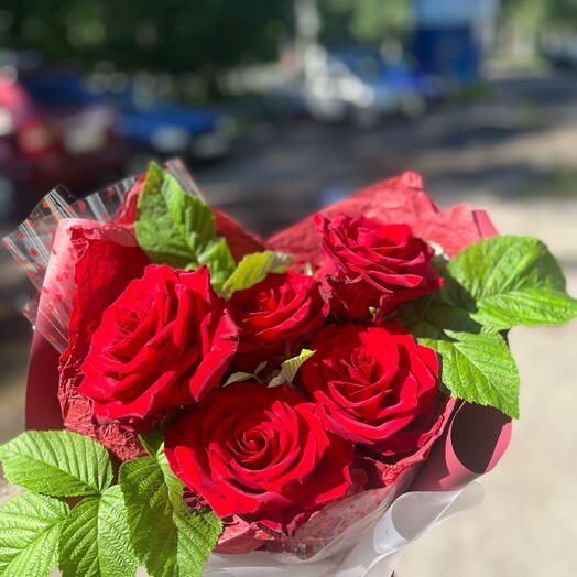 Моно букет из бордовых роз