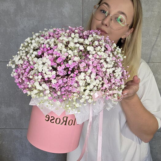 Композиция из бело-розовых гипсофил в шляпной коробке 🌺