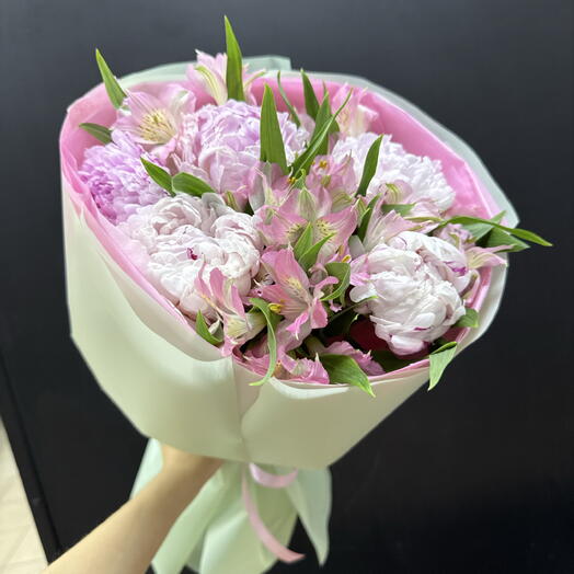 Букет с пионами и альстромерией