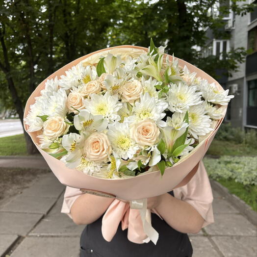 Букет с альстромерией и кустовыми розами