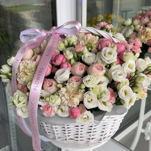 Корзина с розовыми цветами